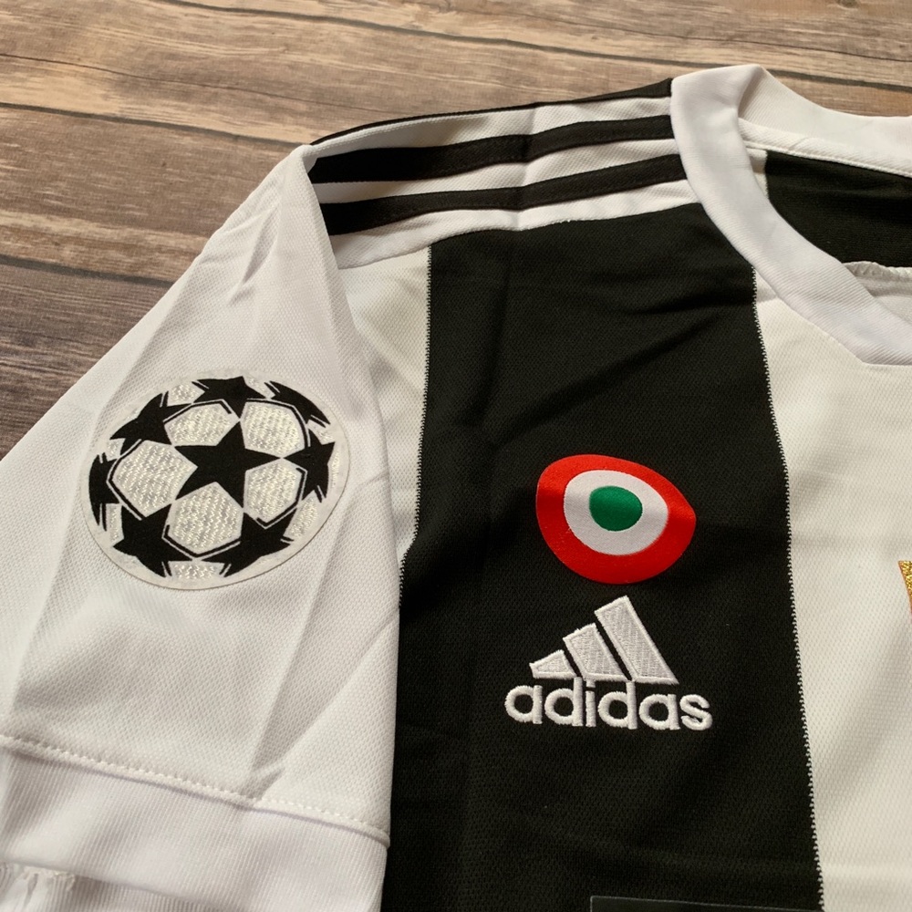 Juventus Ronaldo White Jersey - Picture 2 of 6